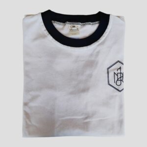 REMERA BLANCA CON ESCUDO - DULCISIMO NOMBRE DE JESÚS-SECUNDARIA