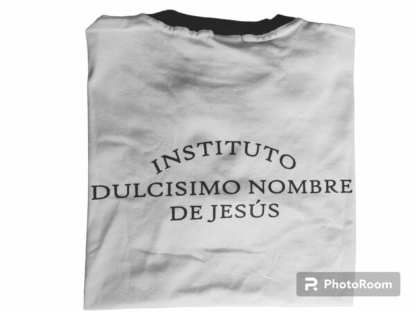 REMERA BLANCA CON ESCUDO - DULCISIMO NOMBRE DE JESÚS-SECUNDARIA - Imagen 2