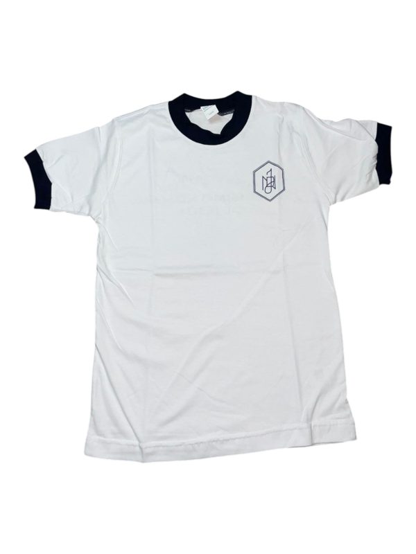 REMERA BLANCA CON ESCUDO - DULCISIMO NOMBRE DE JESÚS-SECUNDARIA